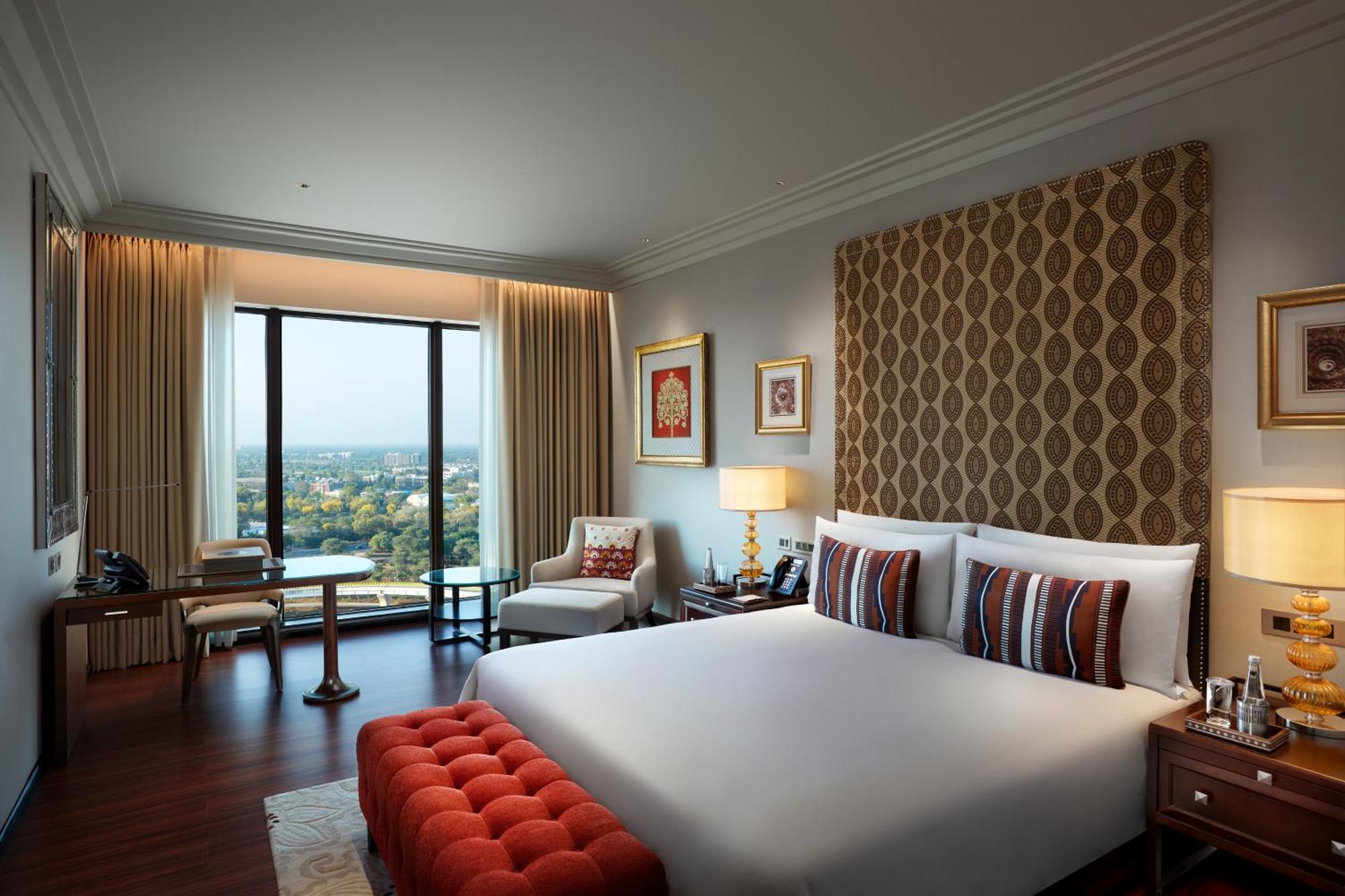 The Leela Gandhinagar Hotel Bagian luar foto