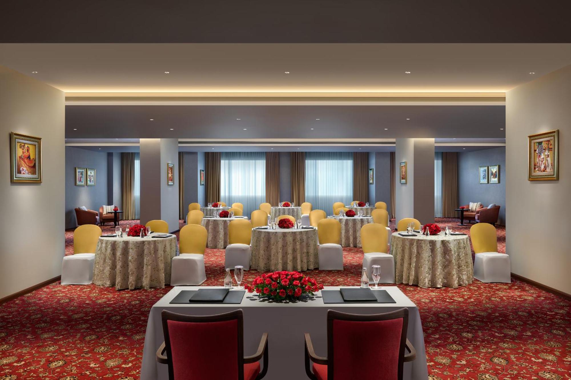 The Leela Gandhinagar Hotel Bagian luar foto