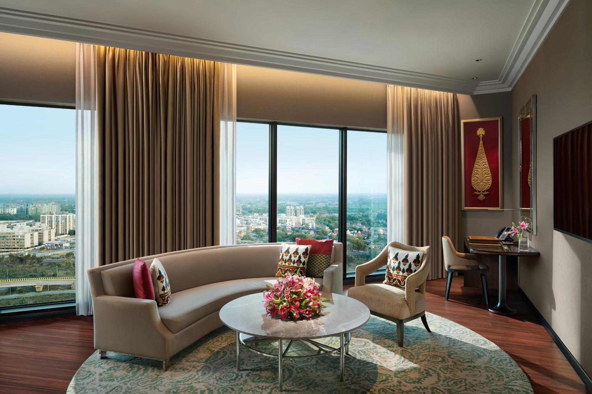 The Leela Gandhinagar Hotel Bagian luar foto